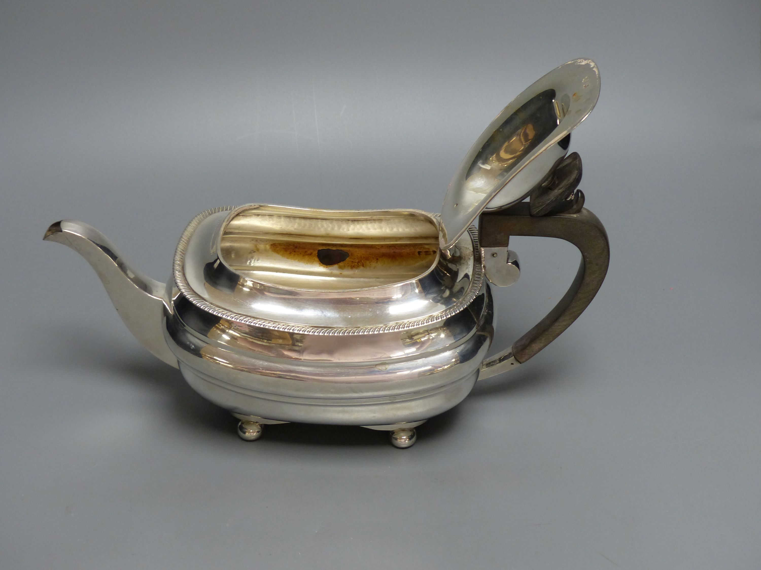 An Edwardian silver teapot, Z. Barraclough & Sons, Sheffield, 1908, gross 23.5oz.